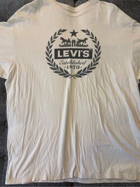 Levi's Cream Short-Sleeve Logo Tee with Black Crest